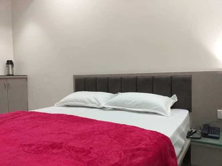 Hotel Diamond Castle Pāli Екстериор снимка